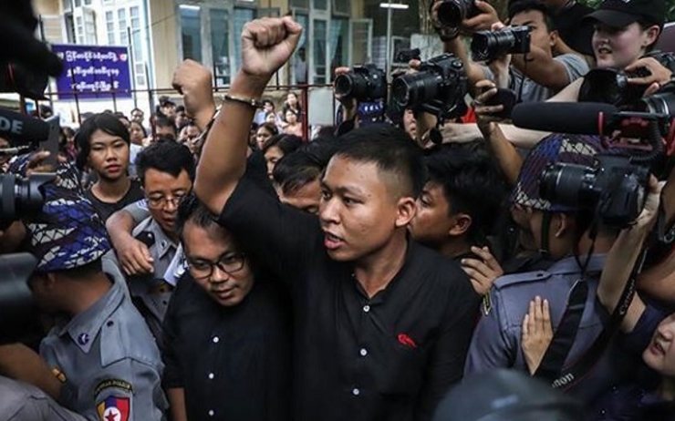 Des membres de generation du paon arrivant au tribunal, mercredi 30 octobre en Birmanie