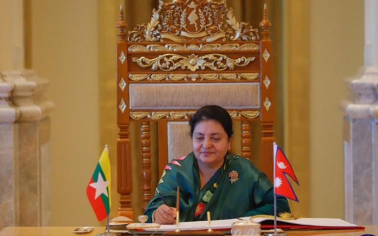 La présidente du Népal Bidya Devi Bhandari signant les accords en Birmanie