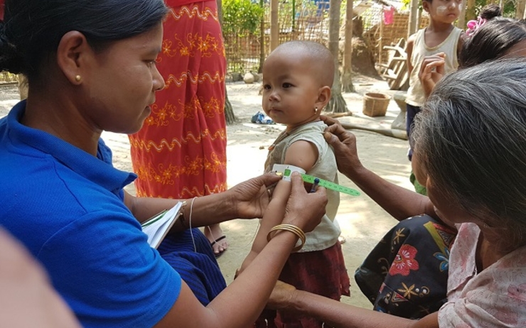 Le tour du haut du bras, une mesure de la malnutrition chez les enfants de moins de 5 ans en Birmanie