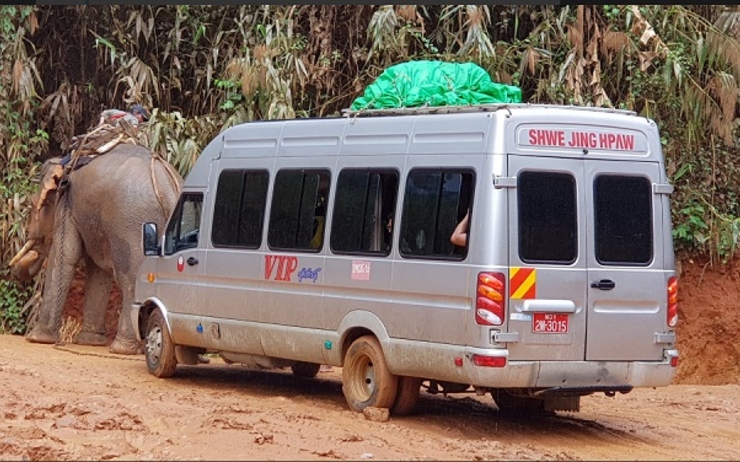 Minibus sur une route de l'état de Kachin en Birmanie