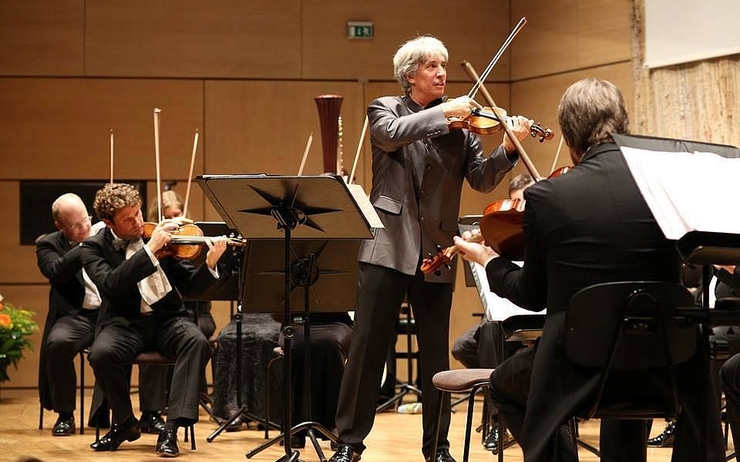 Ensemble Johann Strauss chef d'orchestre Russell McGregor concerts roumanie décembre