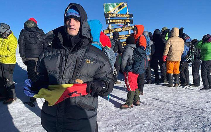 Alex Benchea premier alpiniste aveugle Roumanie conquérir mont Kilimandjaro 