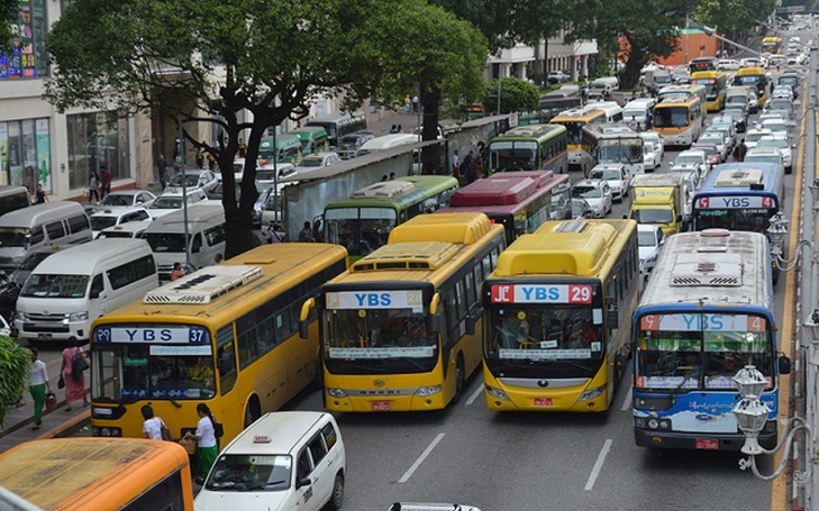 Des bus circulent et s'arrêtent sur quatre files, bloquant la circulation