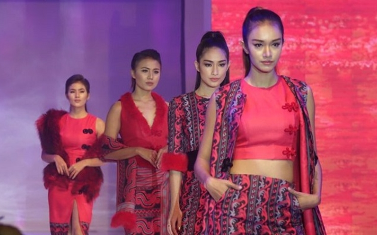 Des créations de la star birmane de la mode Mogok Pauk Pauk defile franco-birman en Birmanie