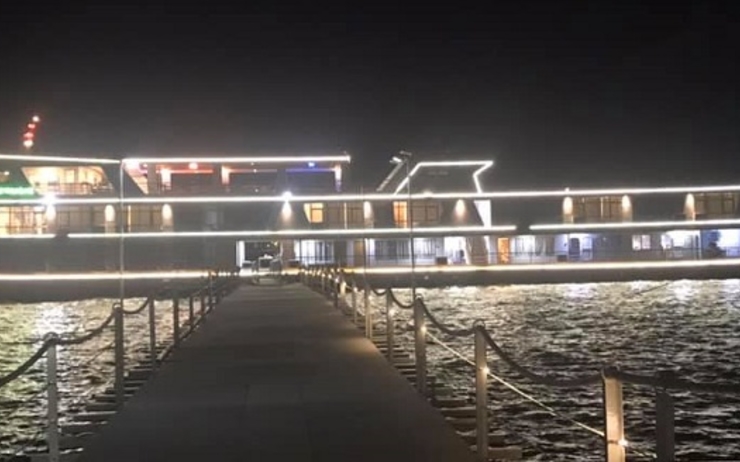 L'hôtel flottant de l'île de Aung Mingalar en Birmanie