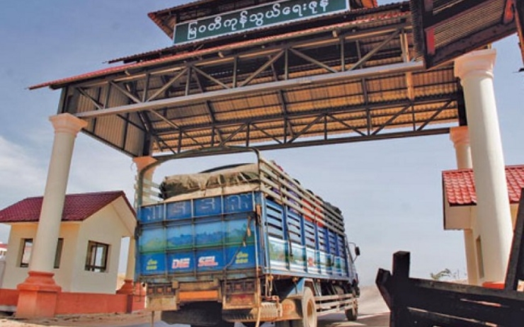 Le poste-frontière de Myawaddy, l'un des principaux points routiers d'échanges entre la Birmanie et la Chine