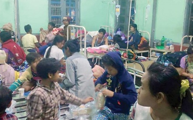 Les victimes de l'intoxication alimentaire en soin à l'hopital de Ngapudaw, en Birmanie