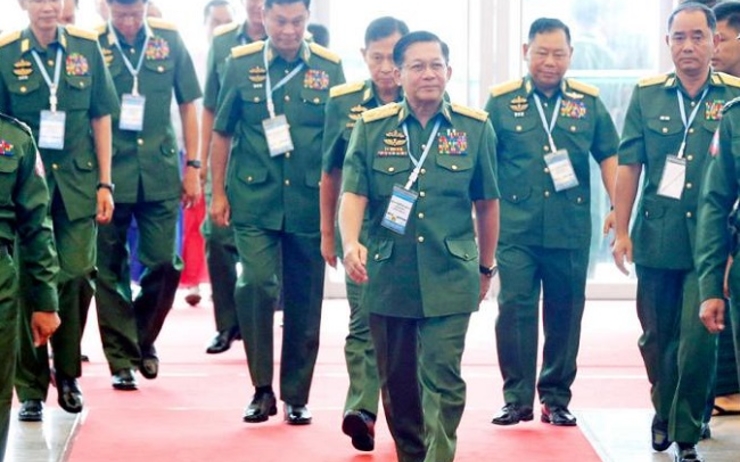 Min Aung Hlaing (au centre) et une cohorte de ses officiers