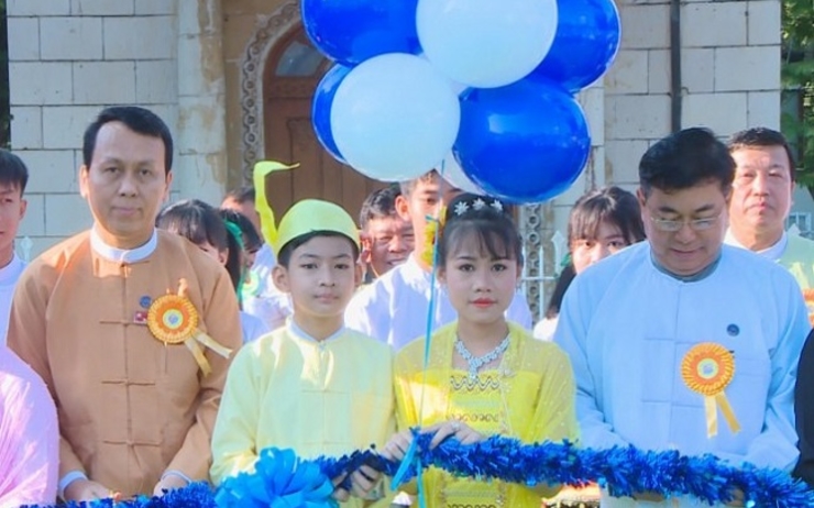 ouverture du festival de la lecture pour enfants en presence de U Phyo Min Thein, a gauche, en BIrmanie