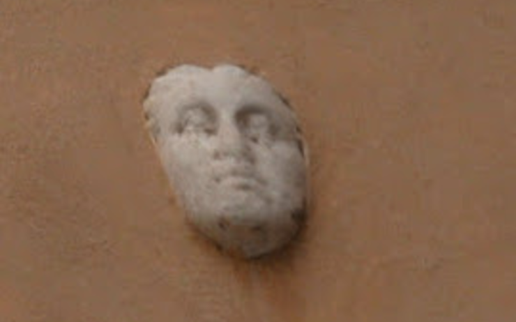 un visage sculpté dans un mur à Rome