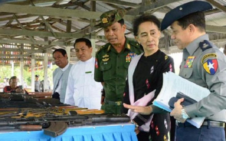Aung San Suu Kyi lors d'une visite dans une école de police