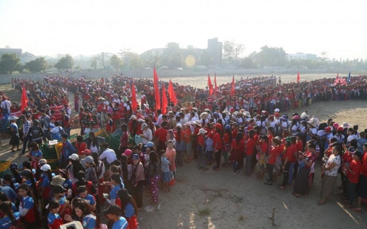 A Hlaing Tha Yar, dans le nord-est de Yangon, des salariés du secteur de la confection textile manifestent