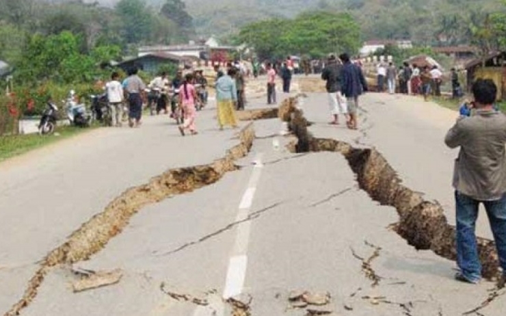 Après le séisme de Tachileik, dans le Shan, en 2011, en BIrmanie