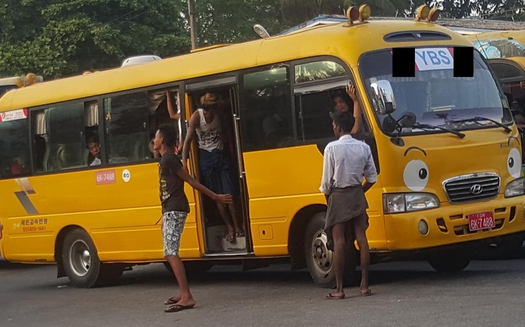 L'un des nombreux minibus utilisés par YBS en Birmanie