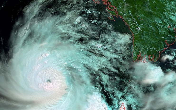 Le cyclone Nargis arrivant sur la BIrmanie (pointillés rouges en haut à droite) en mai 2008