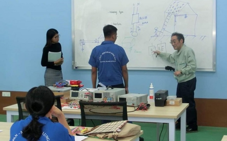 Un cours de l’Institut de formation professionnelle Japon-Birmanie Aung San