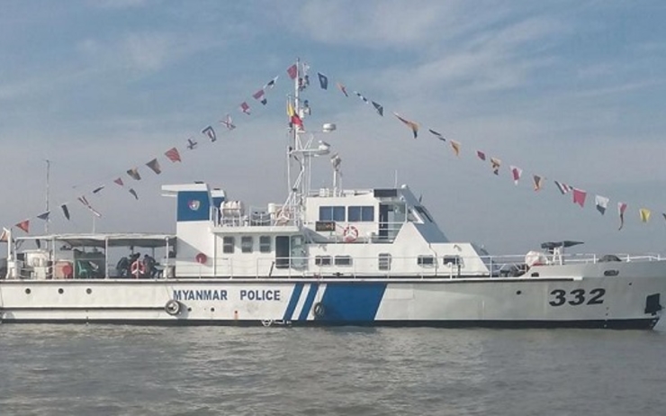 Un navire de la police birmane