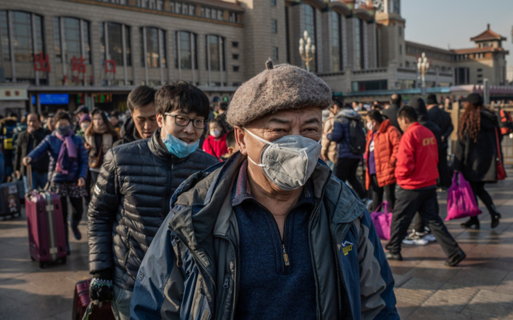 voyageurs-portant-masque-protection-arrivent-Pekin