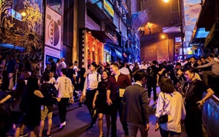 Le très populaire quartier des bars de Lan Kwai Fong, récemment centre des discussions après avoir été fréquenté par des personnes infectées