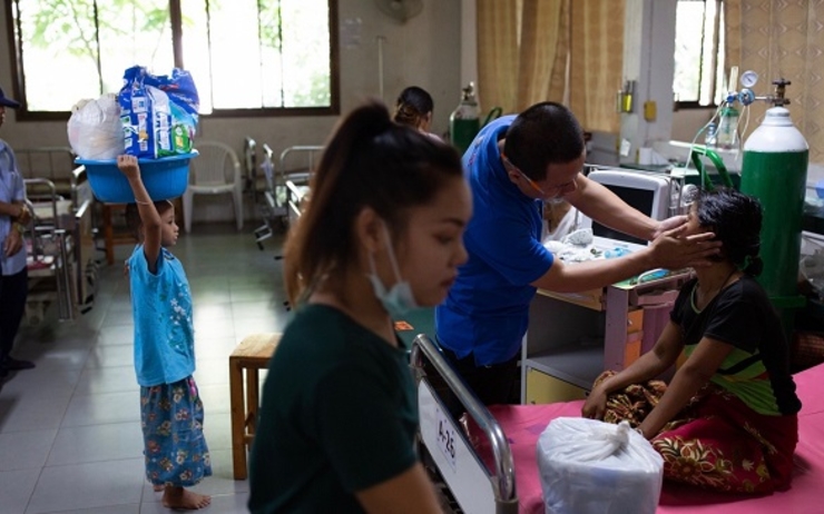 Dans un centre de soins pour expatriés birmans en Thaïlande