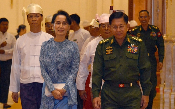 Daw Aung San Suu Kyi et le chef d'état-major U Min Aung Hlaing arrivant ensemble au parlement birman