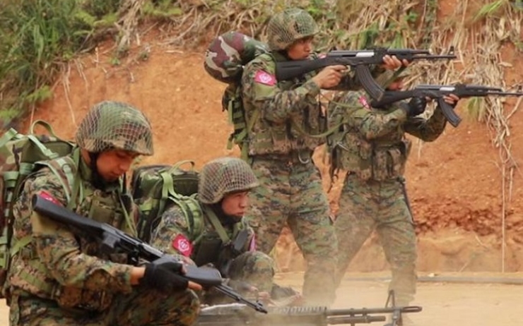 Des combattants de l'Armée de l'Arakan