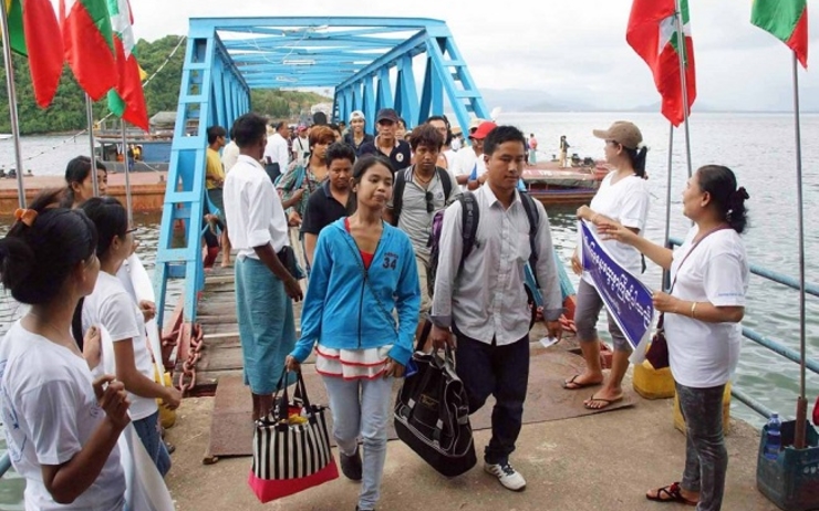 Des expatriés birmans accueillis à leur retour au pays à Kawthaung, en Birmanie