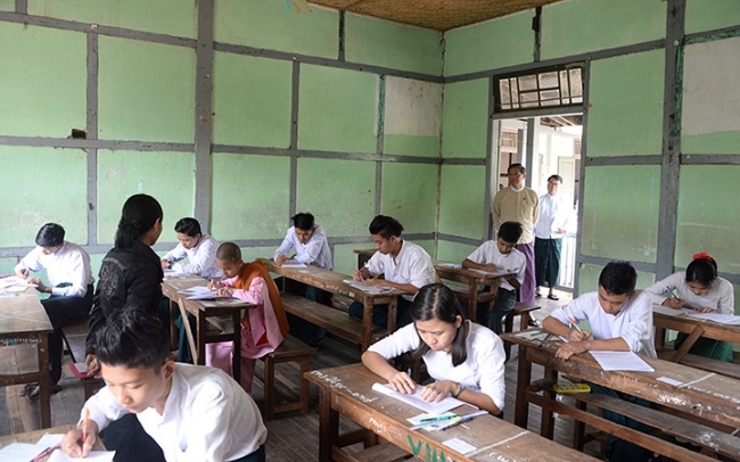 En 2019, le ministre de l’Education, U Myo Thein Gyi, visite un centre d'examen de matriculation en Birmanie