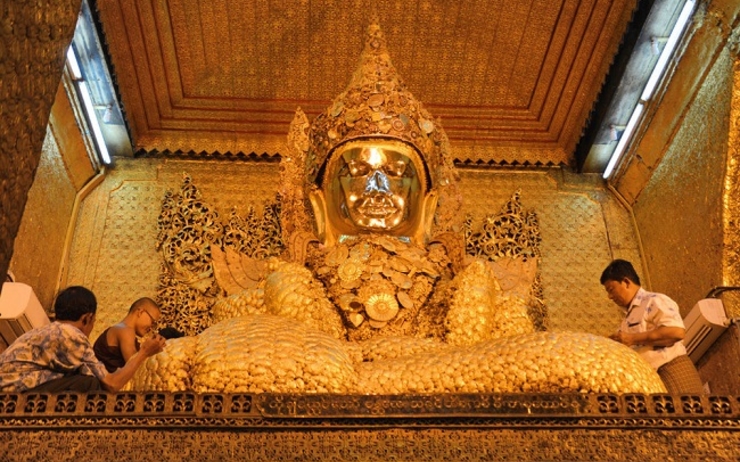 La statue de Bouddha de la pagode de Mahamuni à Mandalay en Birmanie