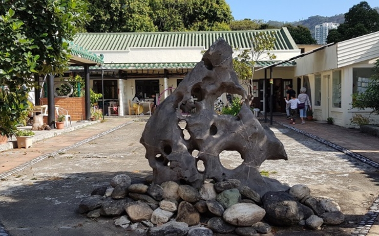 sculpture dans une cour à Hong Kong