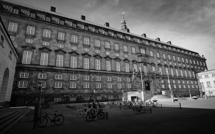 Copenhague confinement déserte place Mairie Parlement ville éteinte Danemark 