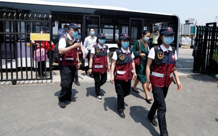Les soignants chinois débarquent à Yangon le 8 avril 2020 en BIRMANIE