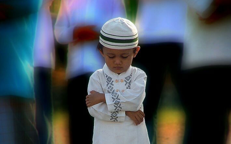 Enfant musulman priant en Indonésie