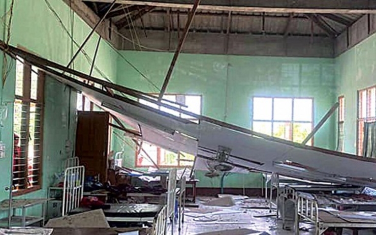 La salle d'hôpital après l'écroulement du plafond à Gangaw en BIrmanie