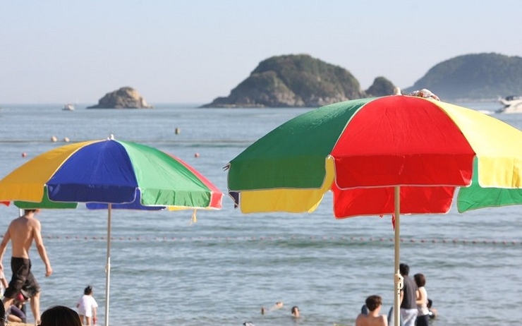 des parasols sur une plage à Hong Kong 