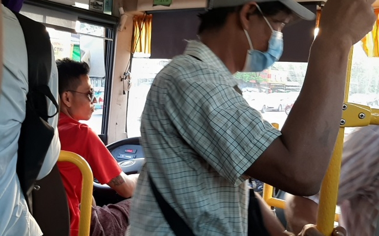 Distance physique de sécurité et port du masque, des obligations optionnelles dans les bus de Yangon