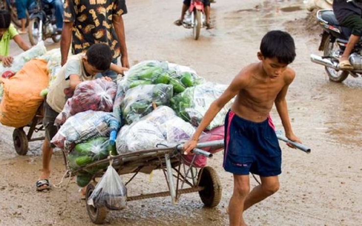 Le travail des enfants, notamment en soutien de leur famille, est toujours une réalité quotidienne en Birmanie