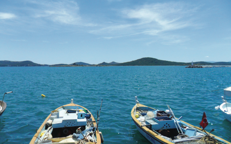 Des barques sur la rive de la mer Egée