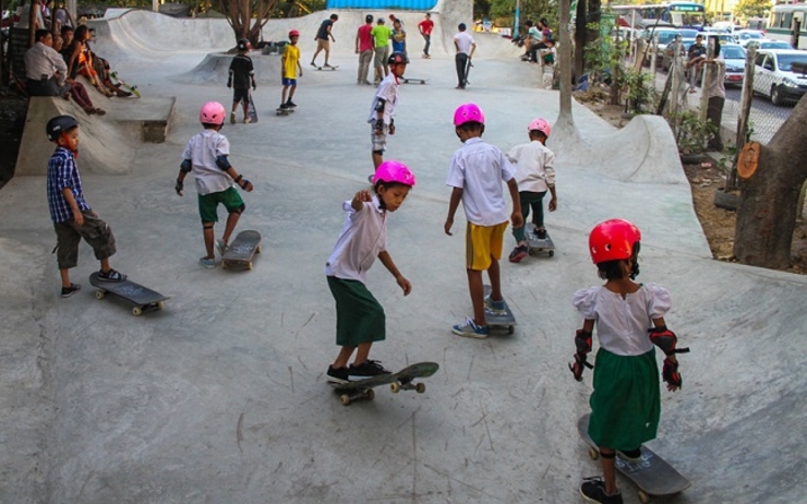 Le skateboard, vecteur d'égalité des genres en Birmanie