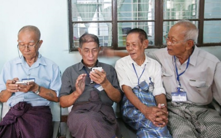 Quatre pensionnaires d'un centre pour personnes âgées en Birmanie