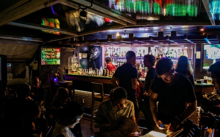 À Yangon des bars ont rouvert malgré l’interdiction due au Covid-19