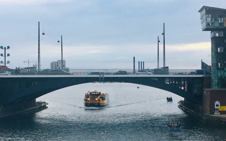 Le bateau-bus électrique vous fait découvrir la ville depuis l'eau