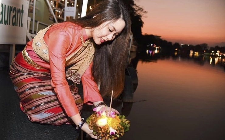 Celebrer Loy Krathong Thailande
