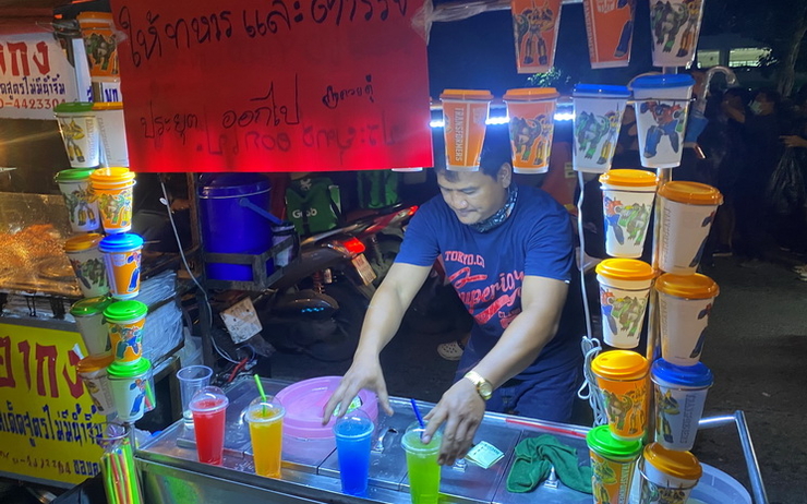 Manif-Bangkok-vendeur-ambulant