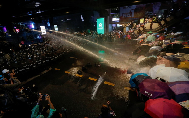 la police utilise des canons a eau contre les manfiestants a Bangkok