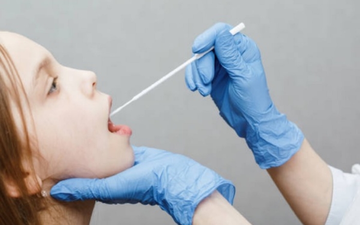 Nouveaux tests salivaires pour détecter la COVID-19 chez les enfants