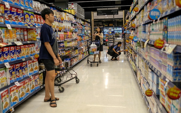 Un acheteur dans un centre commercial en Thailande