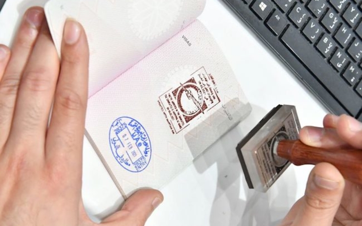 Un tampon à encre spéciale sur les passeports des touristes aux EAU