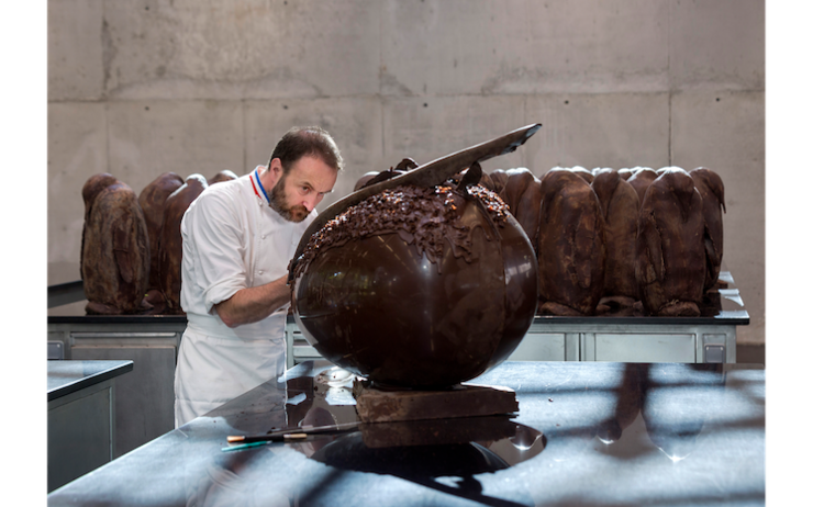 Patrick Roger en train de confectionner du chocolat
