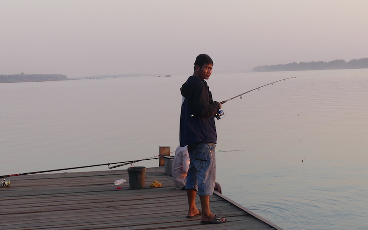 Un homme pêche sur le Mékong